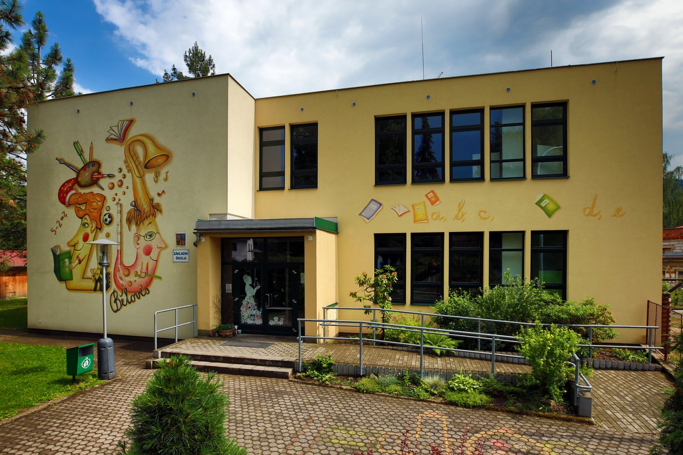 Budova ZŠ Běloves v Náchodě